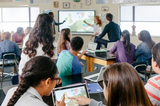 Top 6 Advantages of Utilizing Technology in Classrooms